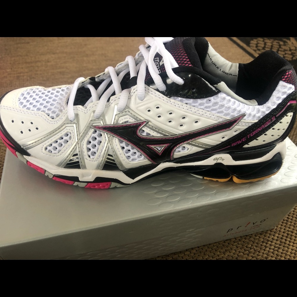 Mizuno women’s volleyball shoes size 9